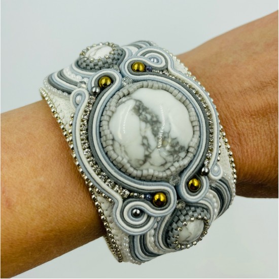 Handmade bracelet "Snowy"