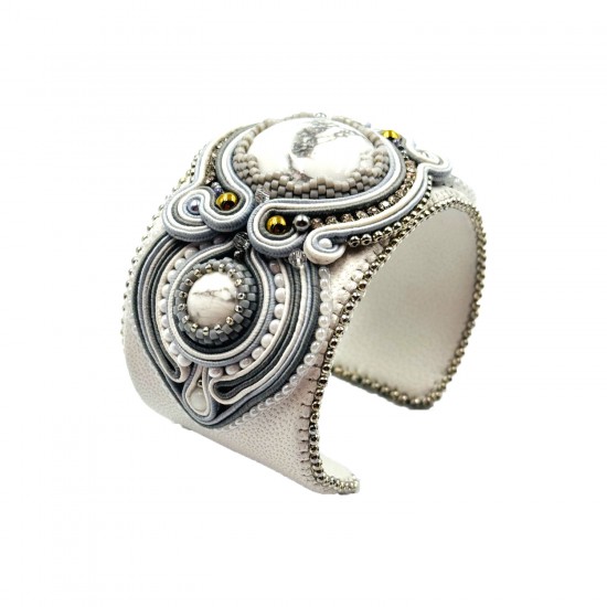 Handmade bracelet "Snowy"